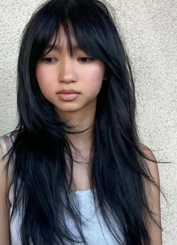 Messy layered hairstyle with light fringe casual look