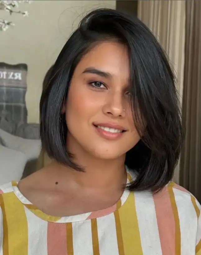 Sleek shoulder length layered hairstyle with side bangs polished style