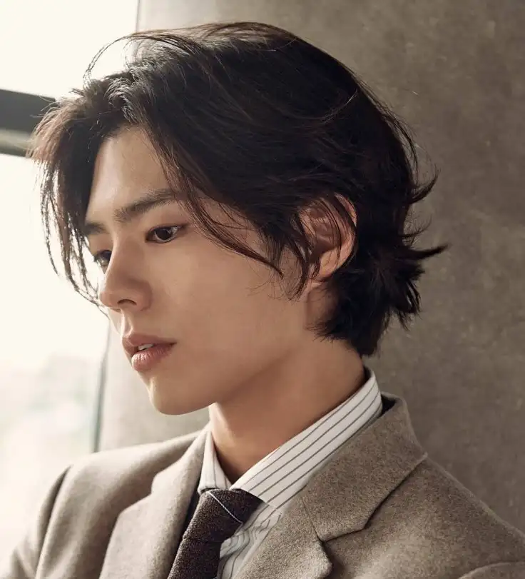 Straight hair with long bangs for clean men hairstyle