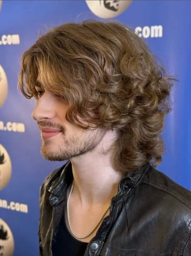 Wavy hairstyle for guys with long fringe and texture