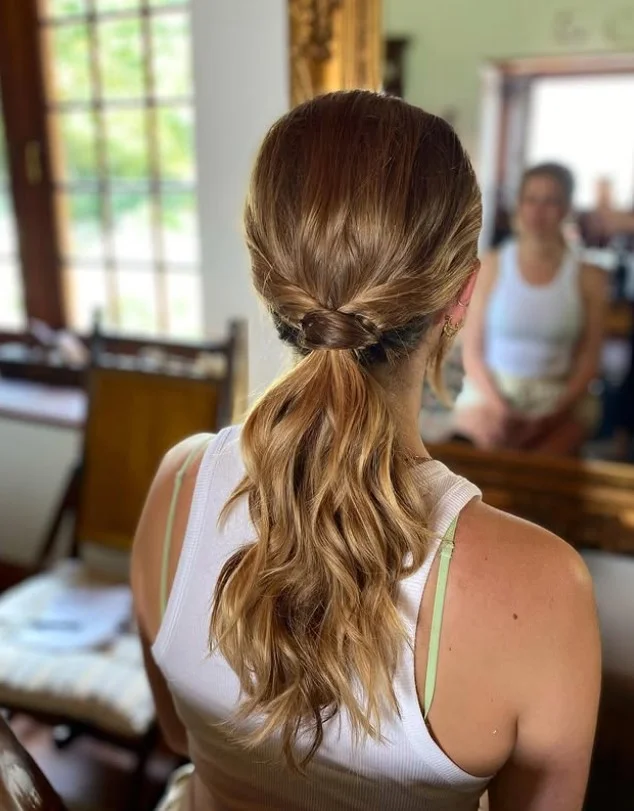 low mini ponytail short hair beach hairstyle easy style