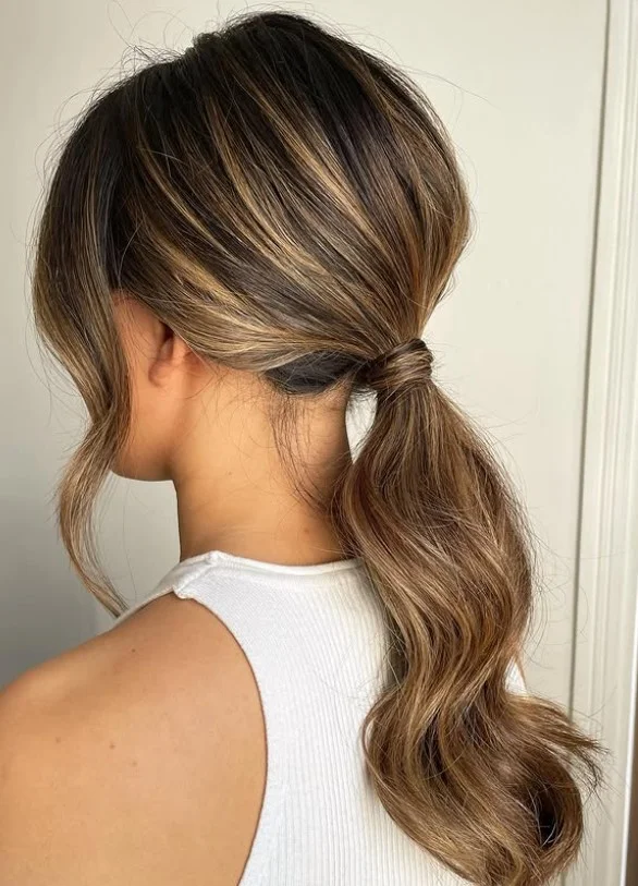 low ponytail cute beach hairstyle simple beach style