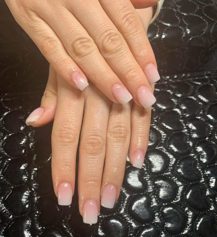 Short pink and white ombre nails design simple everyday manicure