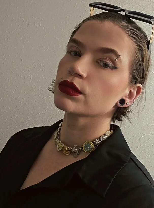 slicked back short hair beach hairstyle glossy style