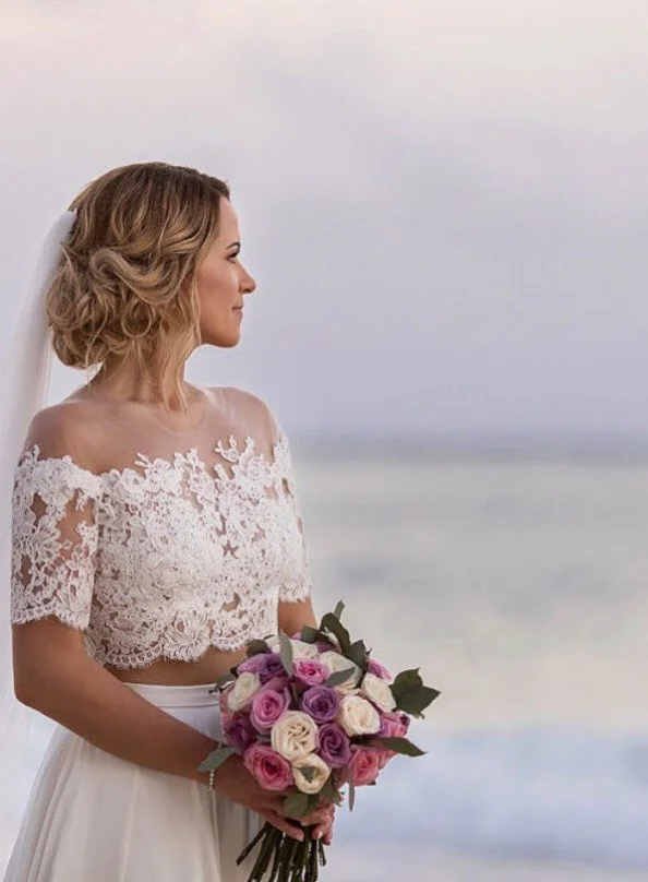 minimalist bridal beach hairstyle with elegant soft waves