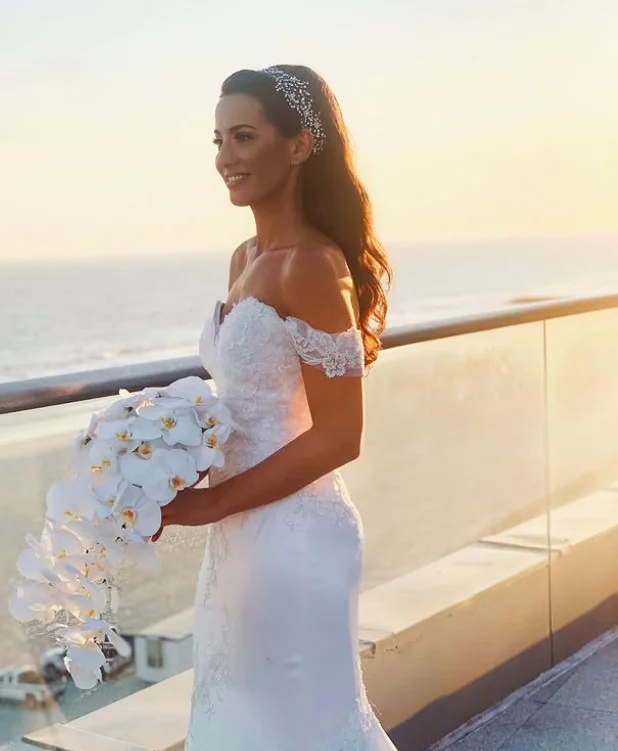 windswept bridal beach hairstyle with natural texture