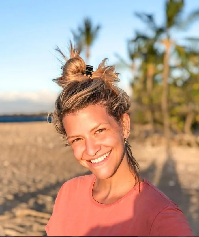minimalist casual beach bun hairstyle for everyday summer look