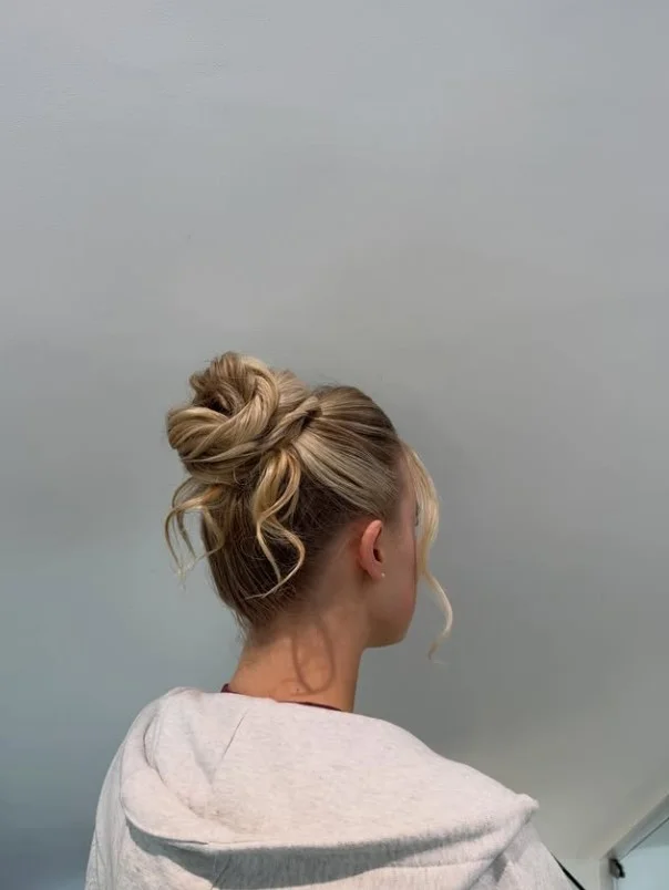 loose waves with beach bun hairstyle for summer
