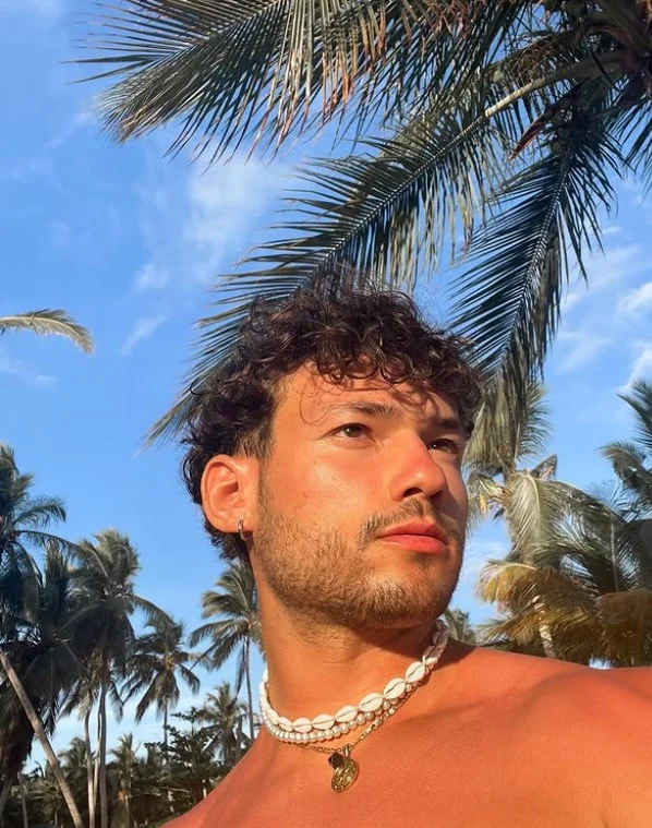 short wavy beach hairstyle for men relaxed style