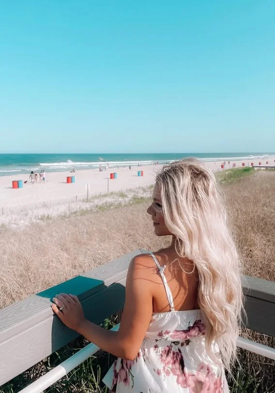 Soft romantic beach curls hairstyle for sunset parties