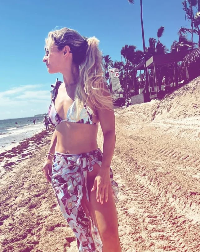 Textured beach ponytail hairstyle for casual summer parties