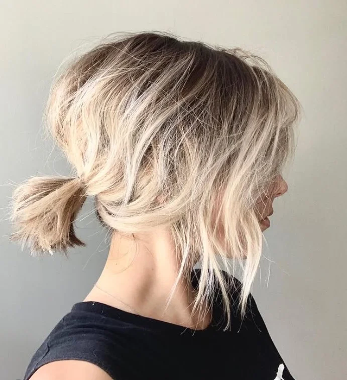 low mini ponytail short beach hairstyle simple look