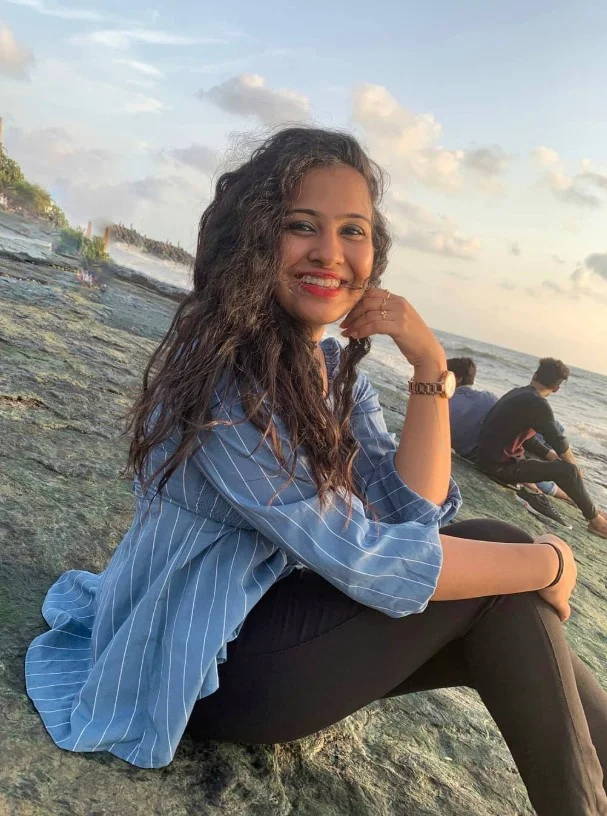 long natural curly beach hairstyle with soft texture