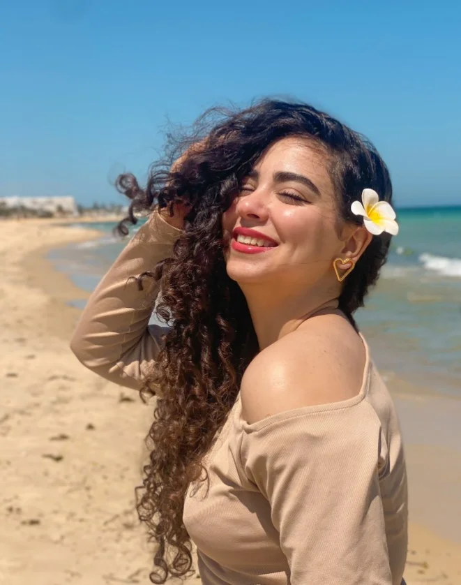 deep side part curly beach hairstyle with soft curls