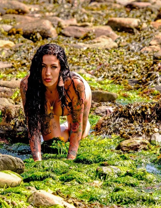 wet look long curly beach hairstyle for summer