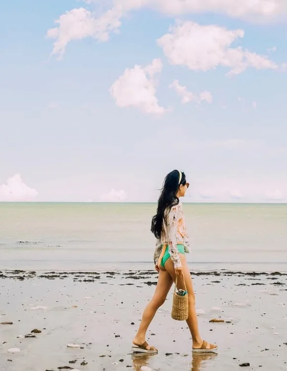 vacation ready beach hairstyle for long hair with soft texture and volume
