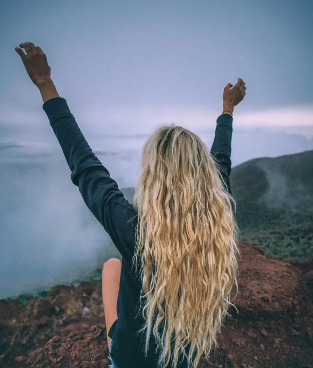 long hair beach waves hairstyle with flowing texture