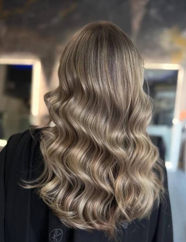 beach waves hairstyle with lifted crown and full body