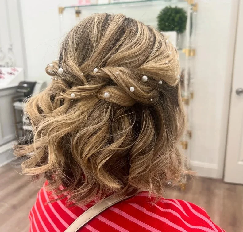 soft curls hairstyle with pearl accessories for beach wedding