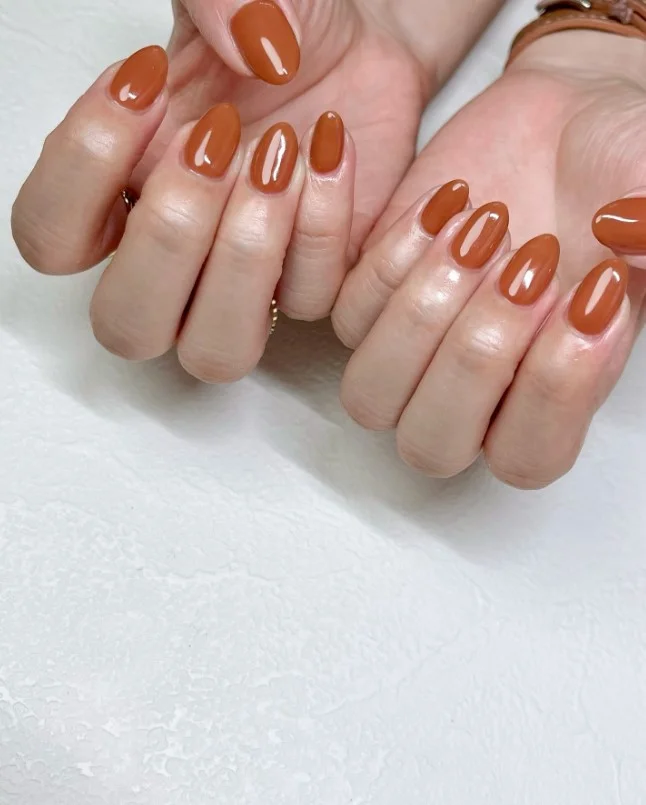 Caramel brown almond nails soft warm tone everyday stylish manicure look