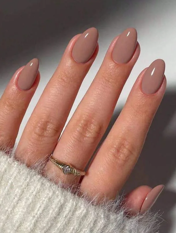 Short brown almond nails in mocha shade with glossy finish for everyday clean and simple look