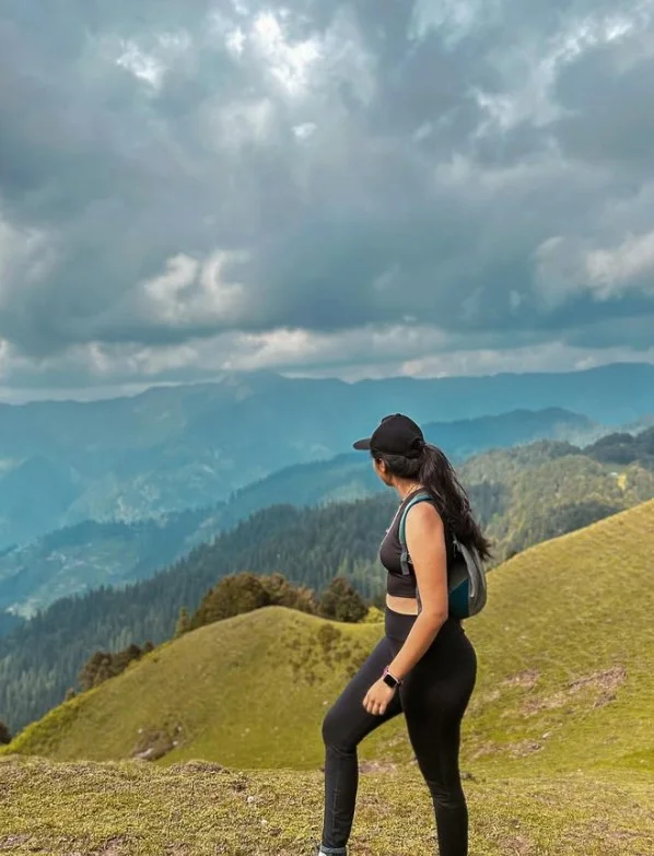 Neutral sports bra with high-waisted hiking leggings for comfortable mountain trekking.