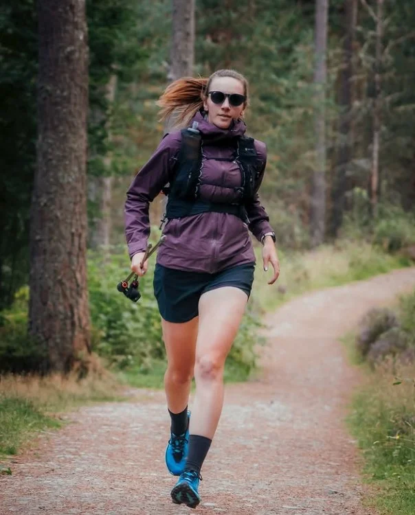 women trail running outfit with hydration vest and trail running shorts