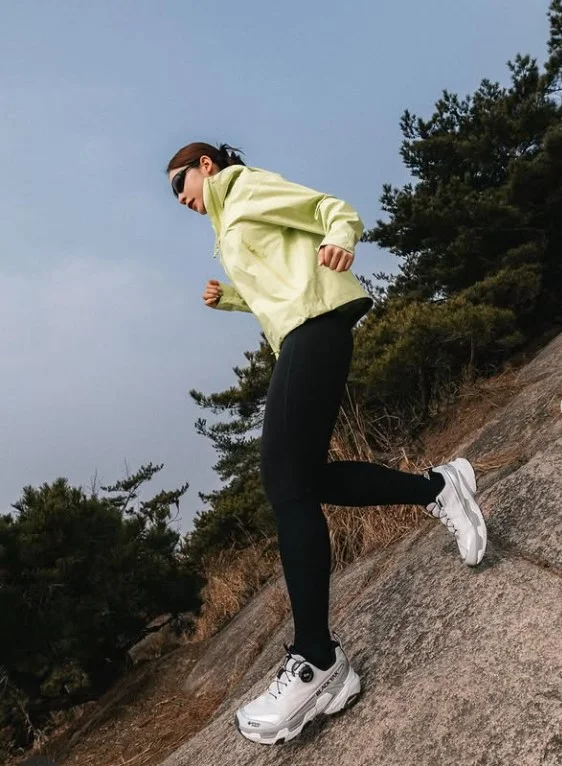 women winter trail running outfit with insulated running layers