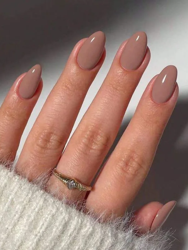 Mocha brown nails adding warmth to a navy blue dress outfit.