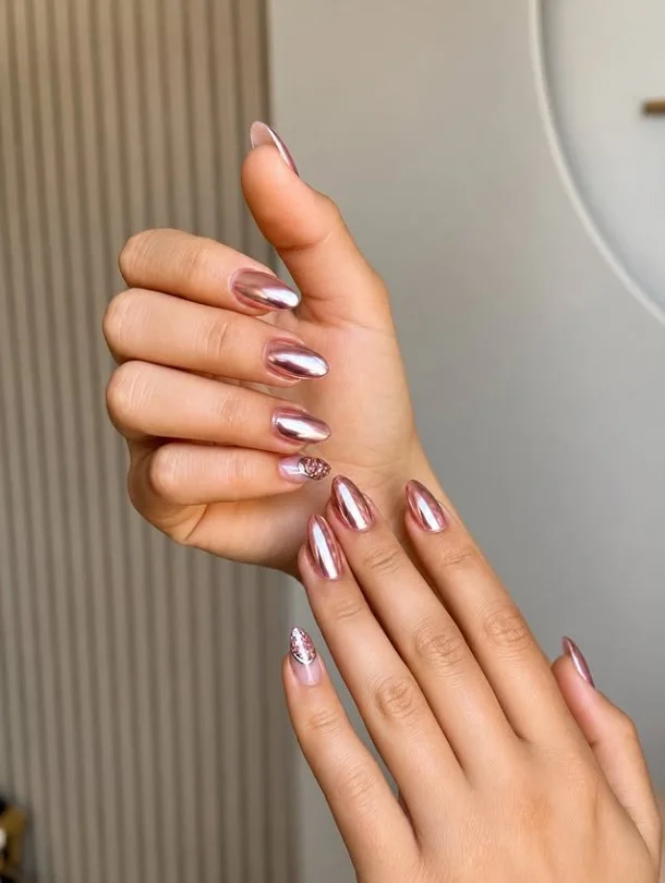 Rose gold nails adding subtle shine to a purple evening outfit.