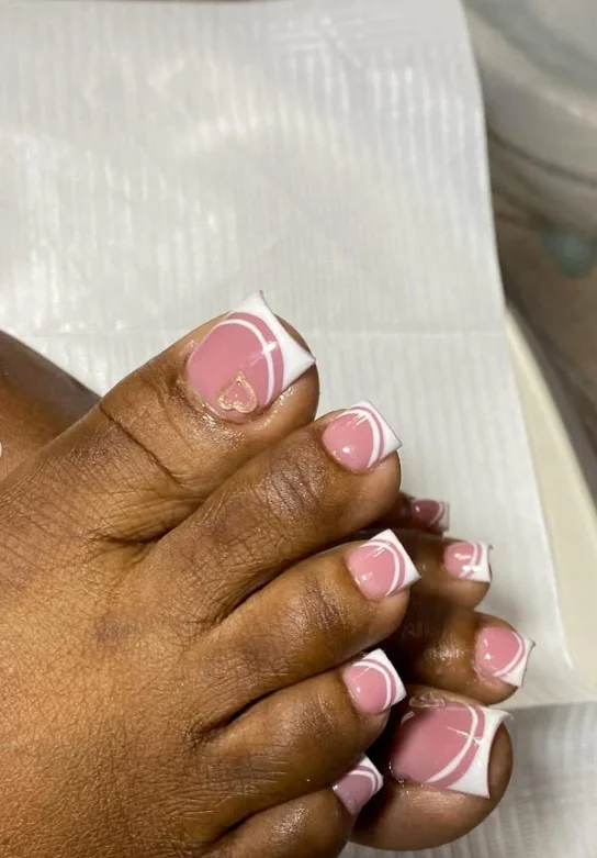 Double-line French tips on toenails