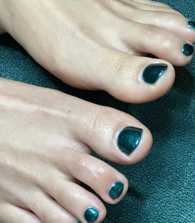 Green Christmas glitter toe nails with deep green polish and sparkling holiday shimmer