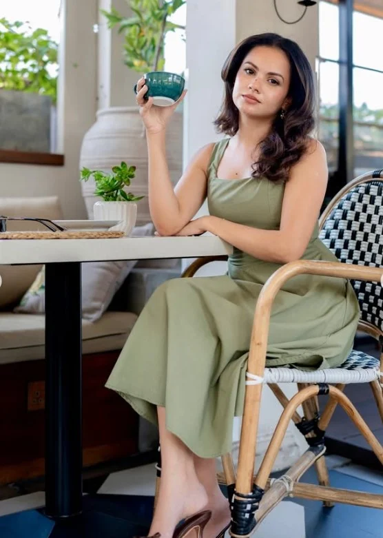 Olive green outfit creating an effortless earthy style for warm skin