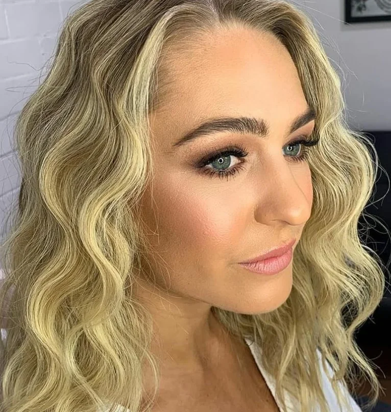 Peachy pink blush creating a balanced fresh finish on neutral olive skin
