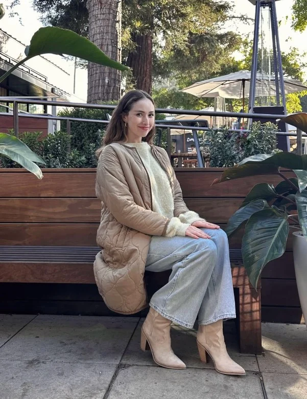 Wide leg jeans paired with pointed-toe boots for a winter outfit.