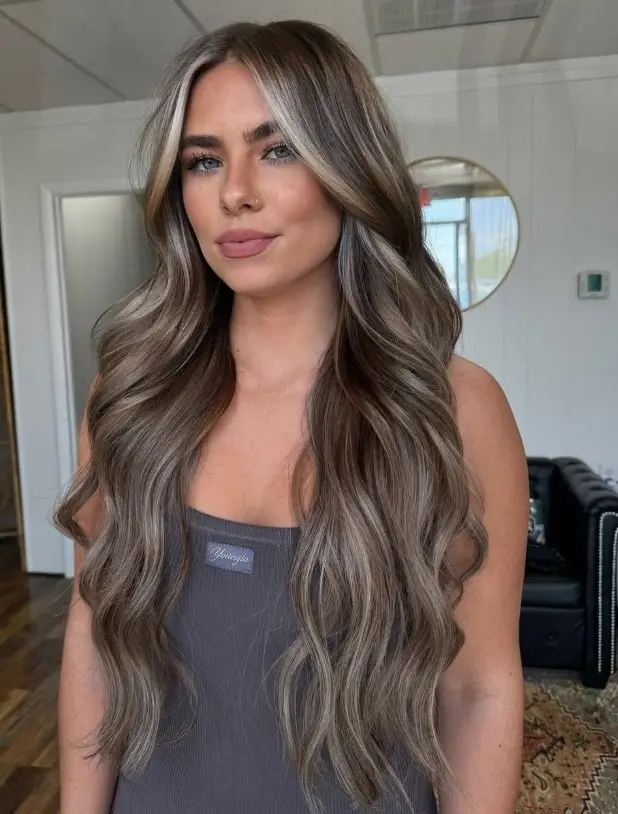 Rooted blonde hair with lighter blonde lengths and a softly blended darker shadow root for natural regrowth